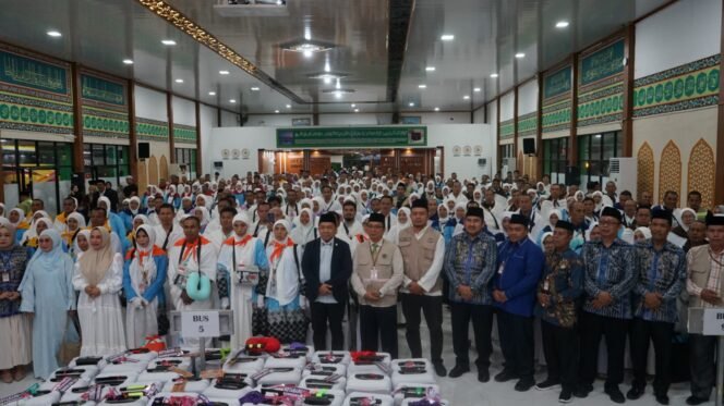 
 Kloter 13 Embarkasi Banjarmasin Jamaah Haji Kotabaru dan Tanah Bumbu Berangkat ke Tanah Suci