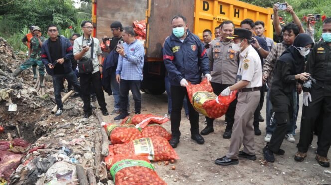 
 Bongkar Penyelundupan, Polri Musnahkan Ribuan Kilogram Bawang Ilegal