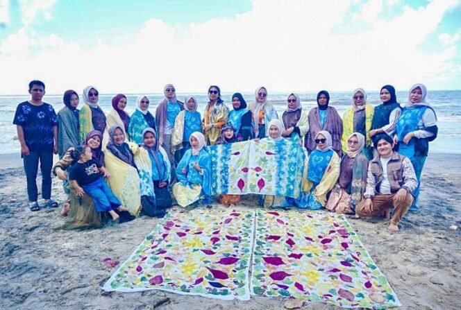 
 Bersama Praktisi Dekranasda Banjarbaru, Warga Sumber Makmur Belajar Seni Kriya