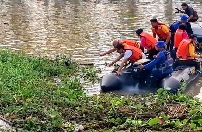 
 Gotong Royong di Siring Nol Kilometer Banjarmasin, Pemprov Kalsel Apresiasi Gerakan Asri Bersihkan Sungai