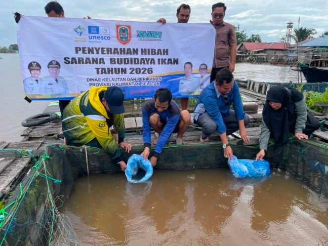 
 Dorong Pengembangan Haruan Estate, Pemprov Kalsel Serahkan Bantuan Hibah Sarana Budidaya Ikan Gabus