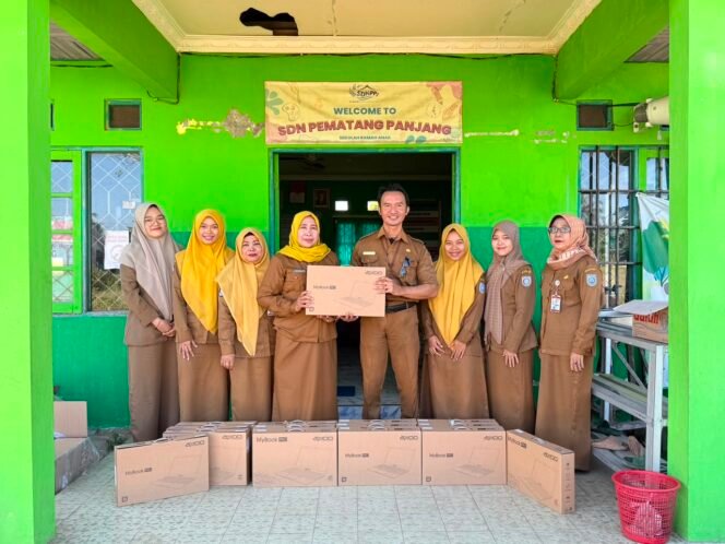 
 Disdik Banjar Salurkan 15 Unit Laptop ke SDN Pematang Panjang Dukung Digitalisasi Pendidikan