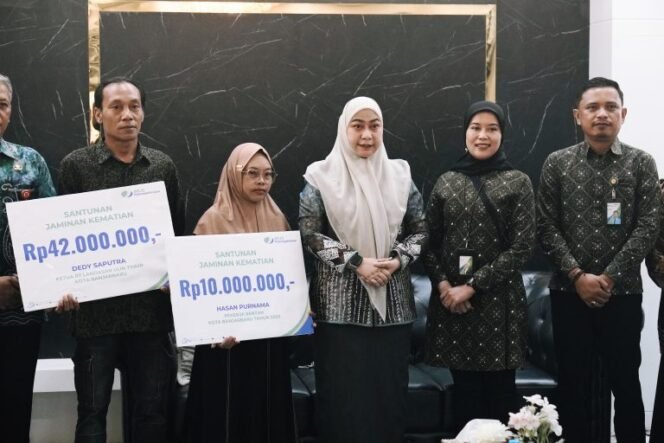 
 Wali Kota Banjarbaru Serahkan Jaminan Sosial Ketenagakerjaan bagi Ahli Waris Ketua RT & Pekerja Rentan