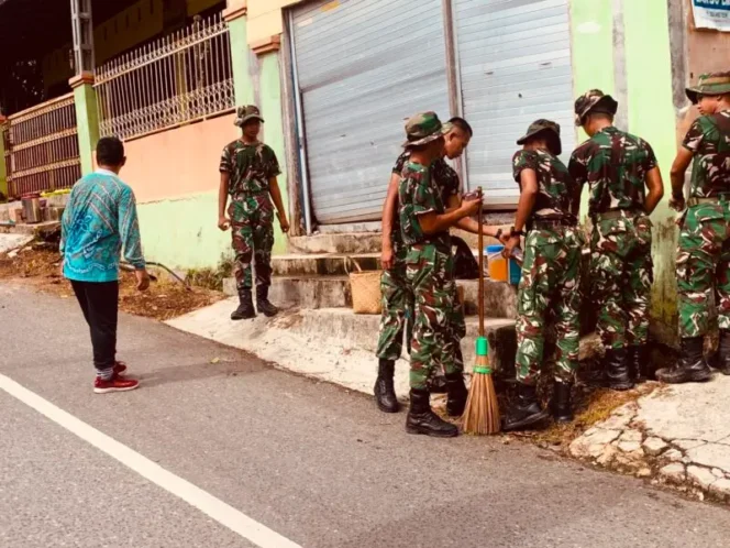 
 Warga Desa Dirgahayu & Yonif TP 884/Sa’ijaan Gotong Royong Bersihkan Lingkungan