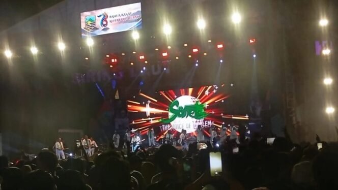 
 Guncang Panggung HUT ke-76 Kotabaru, Rhoma Irama Buat Ribuan Warga Larut Bernyanyi & Bergoyang