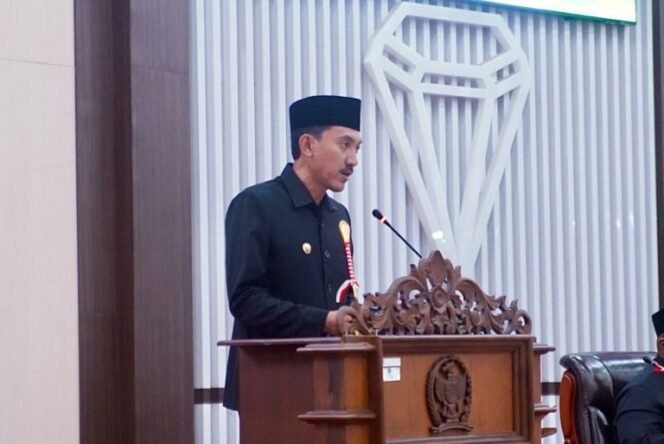 
 Saidi Mansyur Sampaikan Jawaban Fraksi DPRD Banjar & Serahkan Pertanggungjawaban APBD 2025