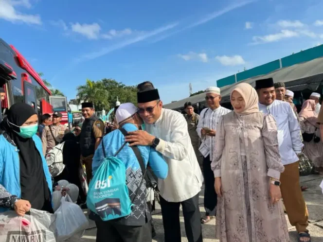 
 Kedatangan Jamaah Haji Kloter 13 BDJ di Kotabaru Disambut Haru Keluarga