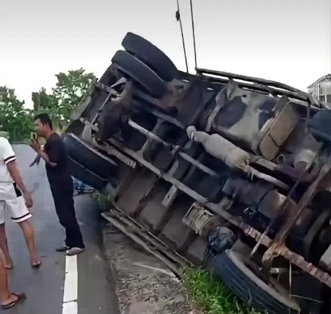 
 Jalan Sungai Ulin–Mataraman Kembali Memakan Korban, Sebuah Truk Terbalik Usai Pecah Ban di Tikungan