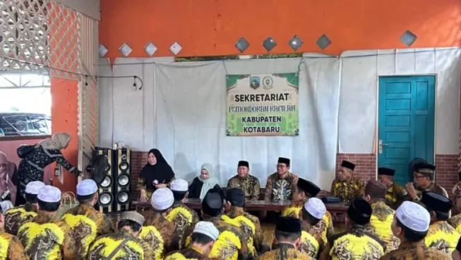 
 Sambangi Kafilah Kotabaru, Bupati Barito Kuala Beri Semangat Jelang Final MTQ Kalsel