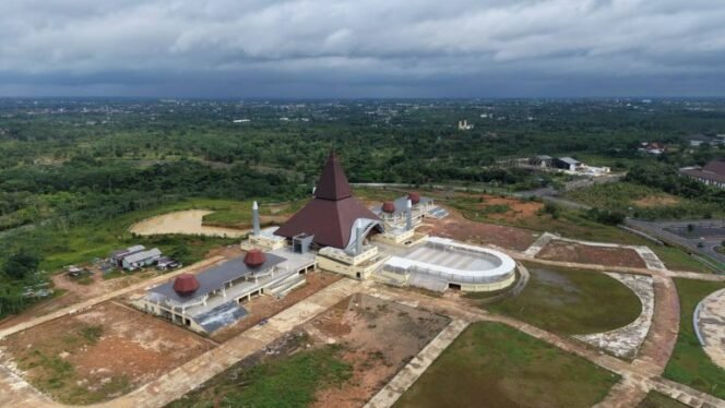 
 Pembangunan Masjid Syekh Muhammad Arsyad Al-Banjari Selesai, PUPR Kalsel Percepat Penataan Lanskap