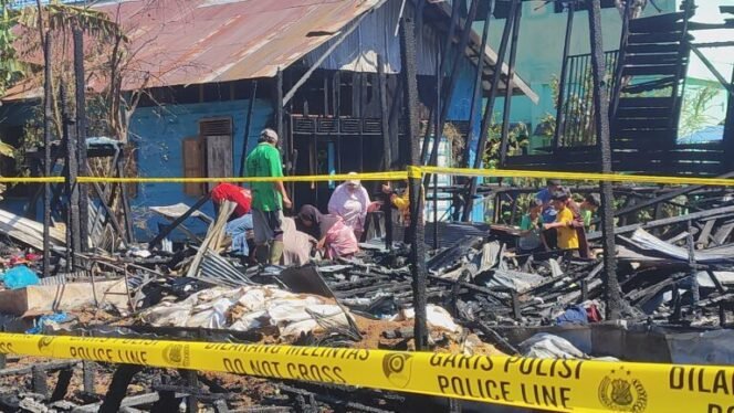 
 Warga Selamatkan Sisa Harta dari Puing Rumah Usai Kebakaran di Desa Mali-Mali