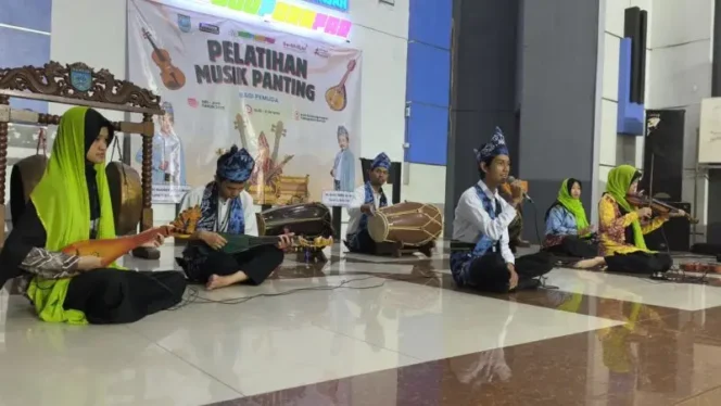 
 Cetak Regenerasi Seniman Muda, Disbudporapar Banjar Tutup Pelatihan Musik Panting