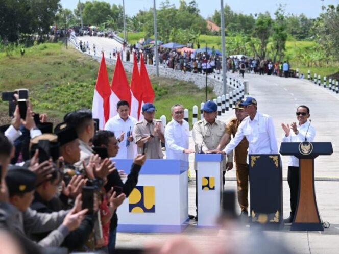 
 Perkuat Konektivitas hingga Pelosok Indonesia, Prabowo Resmikan 1.151 Kilometer Jalan Daerah di 37 Provinsi