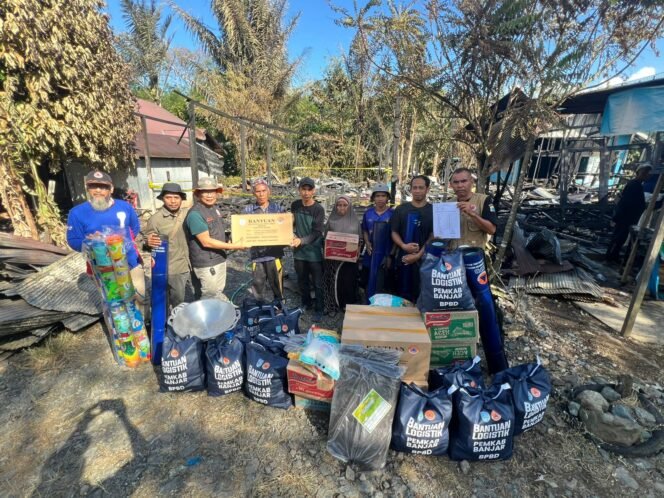 
 Kebakaran Hanguskan Sejumlah Rumah di Desa Mali-Mali, BPBD Banjar Salurkan Bantuan Logistik kepada Korban
