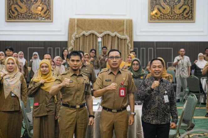 
 Sekda Banjarbaru Dorong SKPD Sajikan Data Riil Lapangan dalam Desk Evaluasi EPPD 2025