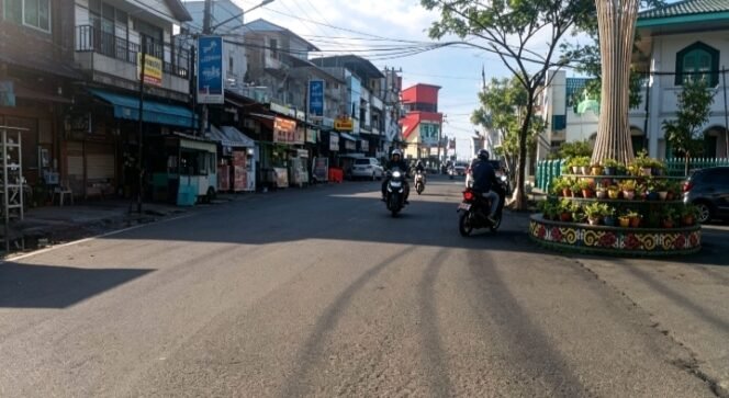
 Salah satu ruas jalan utama di Kotabaru setelah dilakukan pengaspalan oleh PUPR.