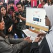 Menteri Komunikasi dan Digital (Menkomdigi) Meutya Hafid (kiri) berbincang dengan petugas di stan Kementerian Komdigi pada peluncuran Senyum Nyaman dengan Biometrik (SEMANTIK) di Gedung Sarinah, Jakarta, Selasa (27/1/2026). Pemerintah menerapkan registrasi nomor seluler berbasis biometrik yang diatur dalam Peraturan Menteri Komunikasi dan Digital Nomor 7 Tahun 2026. ANTARA FOTO/Fakhri Hermansyah/aww.