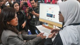 Menteri Komunikasi dan Digital (Menkomdigi) Meutya Hafid (kiri) berbincang dengan petugas di stan Kementerian Komdigi pada peluncuran Senyum Nyaman dengan Biometrik (SEMANTIK) di Gedung Sarinah, Jakarta, Selasa (27/1/2026). Pemerintah menerapkan registrasi nomor seluler berbasis biometrik yang diatur dalam Peraturan Menteri Komunikasi dan Digital Nomor 7 Tahun 2026. ANTARA FOTO/Fakhri Hermansyah/aww.