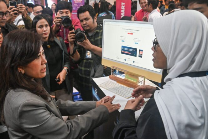 
 Menteri Komunikasi dan Digital (Menkomdigi) Meutya Hafid (kiri) berbincang dengan petugas di stan Kementerian Komdigi pada peluncuran Senyum Nyaman dengan Biometrik (SEMANTIK) di Gedung Sarinah, Jakarta, Selasa (27/1/2026). Pemerintah menerapkan registrasi nomor seluler berbasis biometrik yang diatur dalam Peraturan Menteri Komunikasi dan Digital Nomor 7 Tahun 2026. ANTARA FOTO/Fakhri Hermansyah/aww.