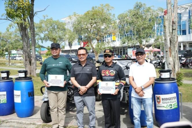 
 Pemprov Kalsel Serahkan Bantuan Fasilitas Dukung Pengelolaan Sampah di Daerah