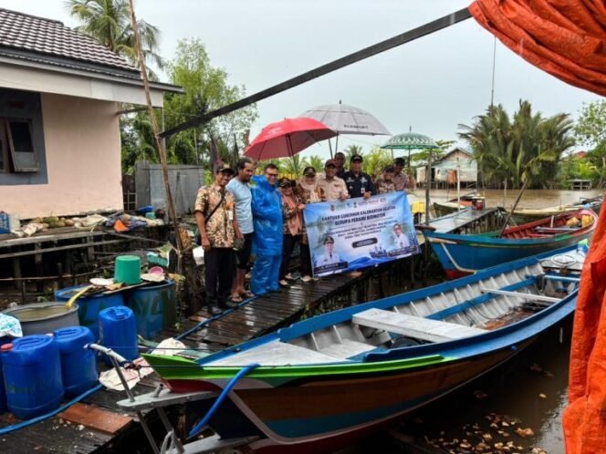 
 Dislautkan Serahkan Bantuan Perahu Bermotor Gubernur Kalsel