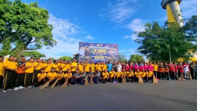 
 Rangkaian Hari Bhayangkara ke-80, Kapolda Kalsel Pimpin Aksi Bersih Sungai Martapura melalui Program ASRI
