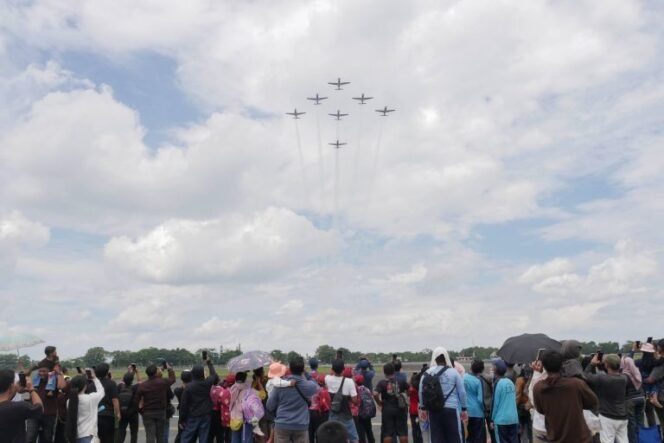 
 Jupiter Aerobatic Team TNI AU Lakukan Atraksi Udara di Langit Kalsel