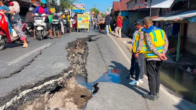 
 Lakukan Penanganan Darurat, Dinas PUPR Kalsel Siapkan Solusi Permanen Atasi Jalan Ambles di Sungai Lulut