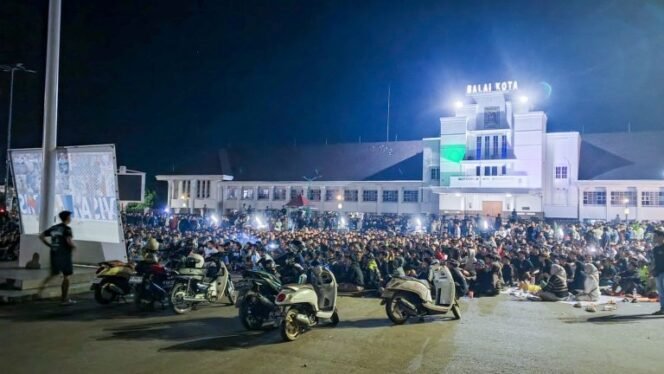 
 Ribuan Warga Penuhi Lapangan Murdjani Banjarbaru, Larut dalam Final Piala Dunia 2026