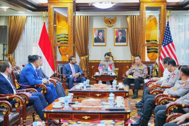 
 Kapolri & Direktur FBI Perkuat Kerja Sama Penanggulangan Kejahatan Transnasional