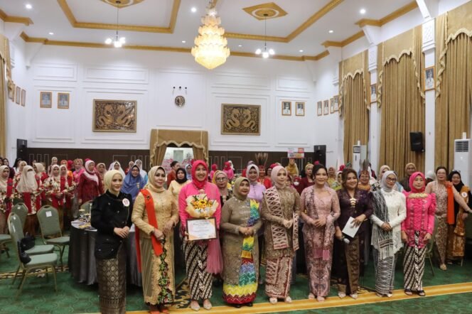 
 BKOW Kalsel & Srikandi PP Banjarbaru Ajak Perempuan Lestarikan Budaya di Hari Kebaya Nasional