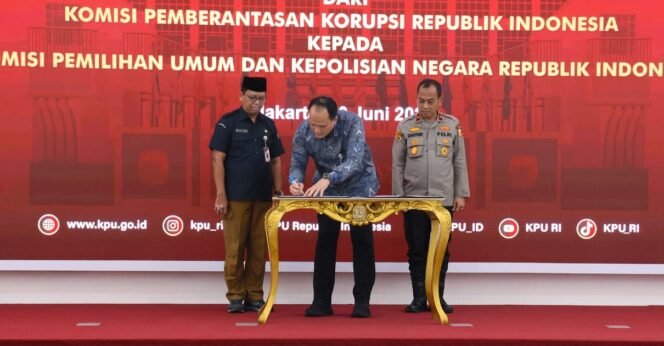 
 KPU & Polri Terima Aset Rampasan Rp4,2 Miliar dari KPK RI