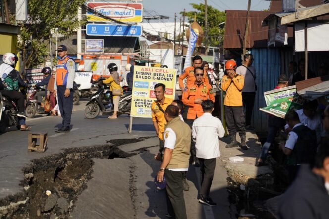 
 Wali Kota Banjarmasin Tinjau Jalan Ambles di Sungai Lulut, Dorong Penanganan Cepat