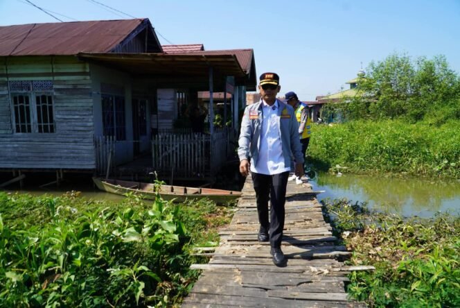 
 Tinjau Pengerjaan Titian Murung Selong, Wali Kota Banjarmasin Pastikan Proyek Berjalan Sesuai Target
