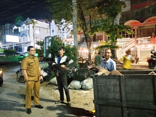 
 Sekda Banjarmasin Tinjau TPS pada Tengah Malam, Pastikan Pengangkutan Sampah Berjalan Optimal