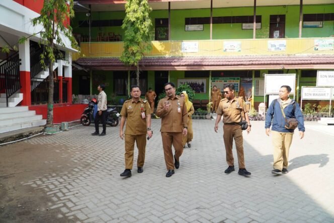 
 Tinjau SDN Mawar 7, Sekda Banjarmasin Pastikan Akan Pindahkan Material Bongkaran