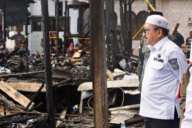 
 Tinjau Desa Pingaran Ilir, Wabup Banjar Serahkan Bantuan bagi Korban Kebakaran