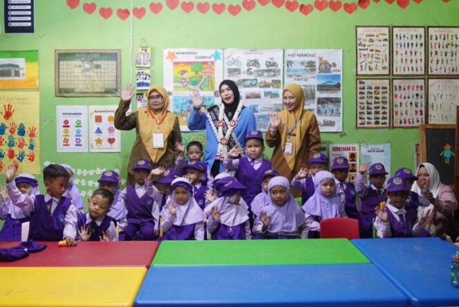 
 Pastikan Anak Bahagia Saat Sekolah Pertama, Bunda PAUD Banjar Tinjau Pelaksanaan MPLS