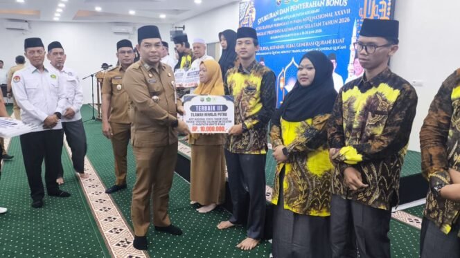 
 Kafilah MTQ Ukir Prestasi Gemilang, Pemkab Kotabaru Serahkan Bonus & Kukuhkan Pengurus LPTQ 2025-2029