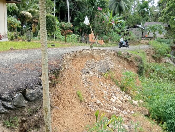 
 Jalan Penghubung di Gunungsitoli Alami Longsor, Warga Minta Penanganan Permanen