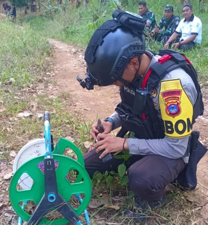 
 Warga Aranio Digegerkan Temuan Granat Peninggalan Perang, Gegana Brimob Polda Kalsel Langsung Lakukan Penanganan
