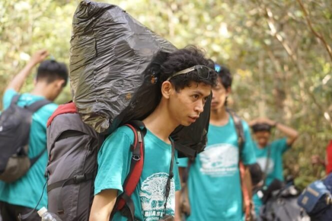 
 Rayakan Kemerdekaan dengan Aksi Nyata, Ratusan Pendaki Perangi Sampah di Gunung Kahung