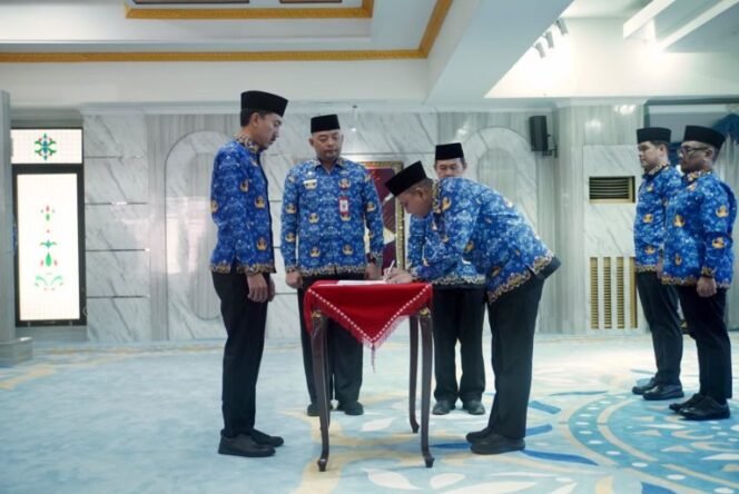 
 Terapkan Sistem Manajemen Talenta, Bupati Banjar Lantik Empat Pejabat Tinggi Pratama