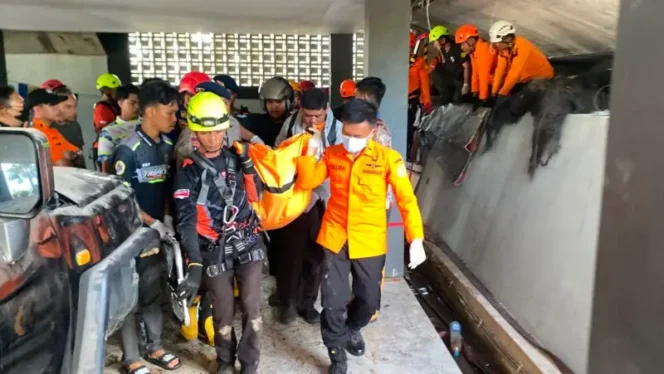 
 Terjatuh ke Dalam Sumur, Tim SAR Evakuasi Pria di Banjarbaru dalam Kondisi Meninggal Dunia