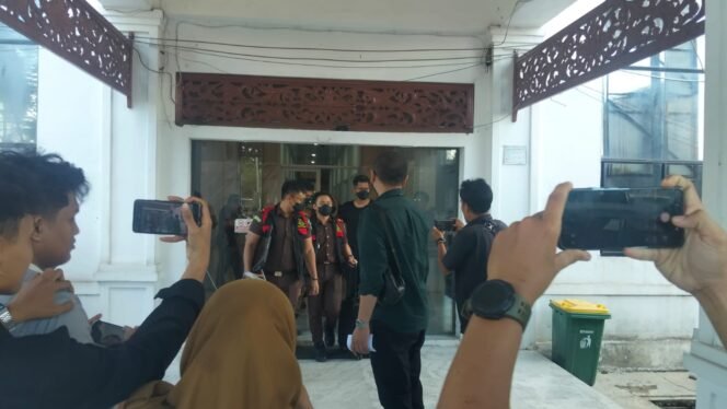 
 Terkait Pembangunan Proyek RS Tipe D Gambut, Kejari Geledah Dinkes Banjar 8 Jam & Sita Puluhan Dokumen