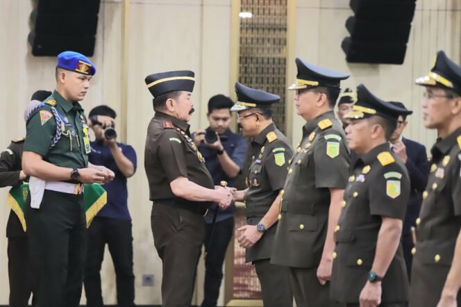 
 Jaksa Agung Lantik Jampidsus Baru, Minta Perkuat Penanganan Perkara Korupsi