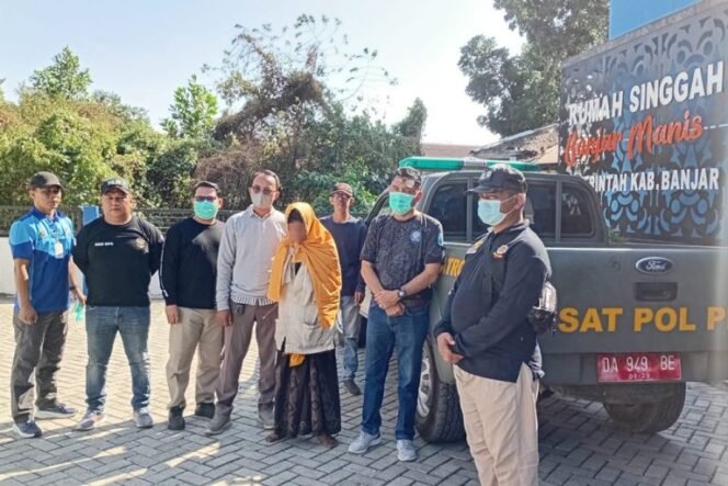 
 Warga Resah ODGJ Bawa Senjata Tajam di Karangan Putih, Satpol PP Banjar Sigap Lakukan Pengamanan