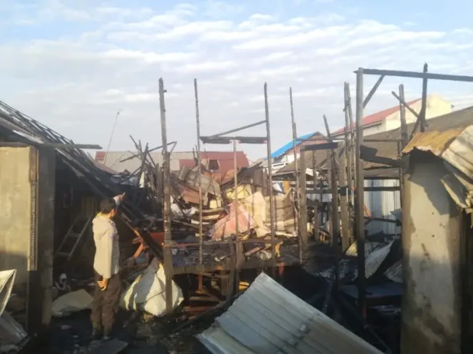
 Kebakaran Delapan Rumah di Sungai Tabuk, Kerugian Ditaksir Mencapai Rp795 Juta