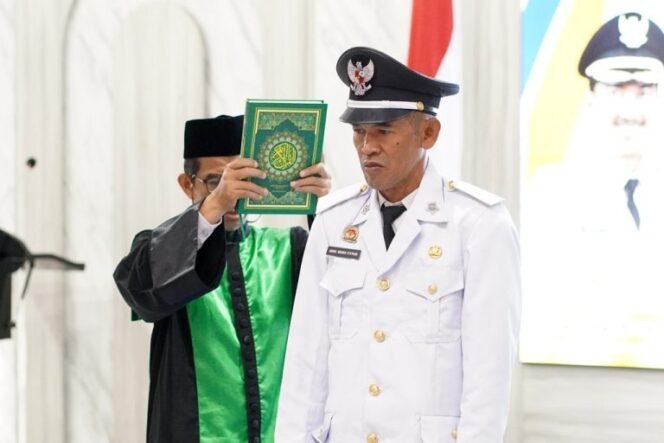 
 Bupati Banjar Lantik Pambakal PAW Desa Tambak Danau