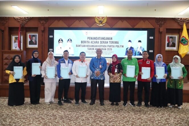
 Pemprov Kalsel Salurkan Bantuan Keuangan untuk Partai Politik, Perkuat Pendidikan Politik & Demokrasi